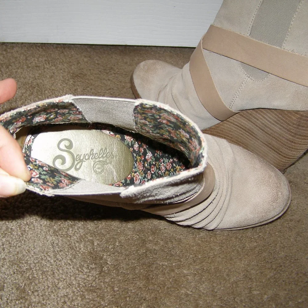 size 9 Seychelles Slip on Beige Wedge Booties